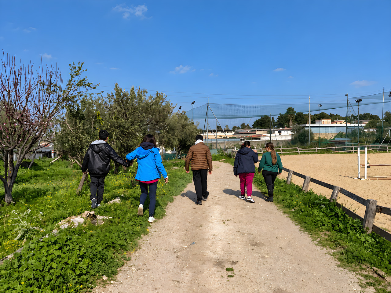 La strada sterrata che porta al centro, con i monti in fondo